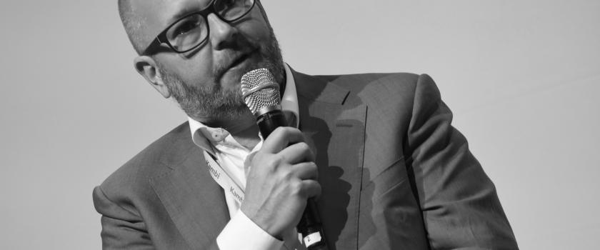 Photo of Kristian Nylén speaking into a microphone at a US conference.